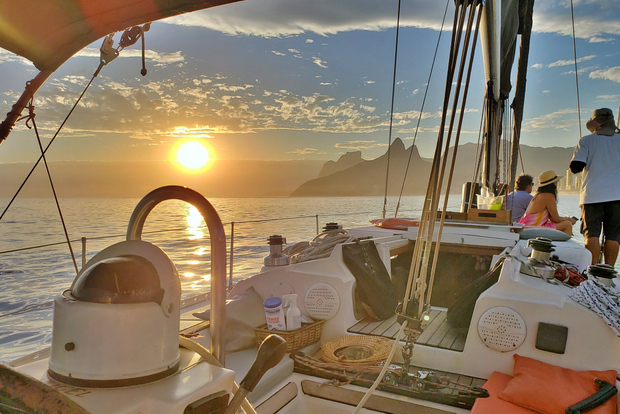 Rio de Janeiro: Guanabara Bay Sunset Sailing Tour & Drinks