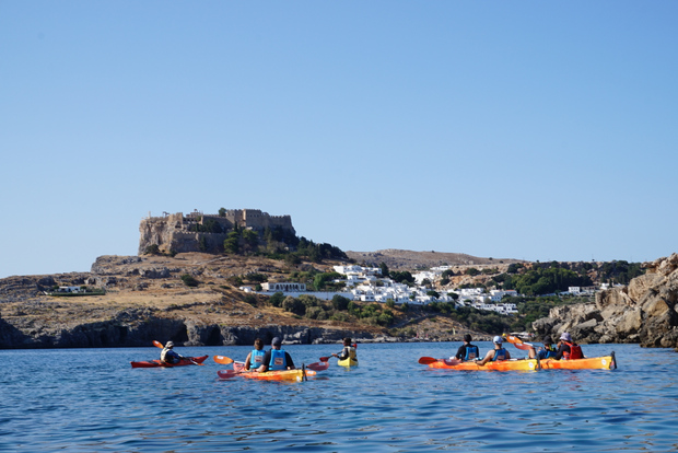 Lindos: tour in kayak in mare e acropoli di Lindos con pranzo