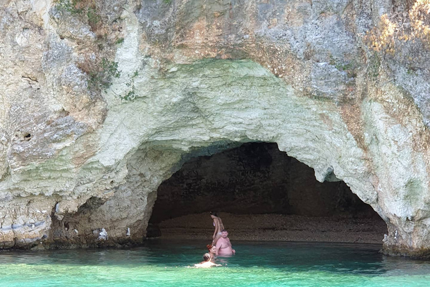 Nydri: Island-hopping Boat Cruise with Lunch and Drinks