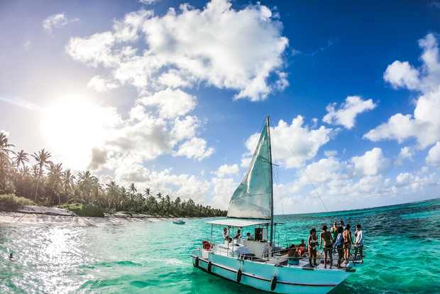 Punta Cana: Group Catamaran Tour with Drinks and Snacks
