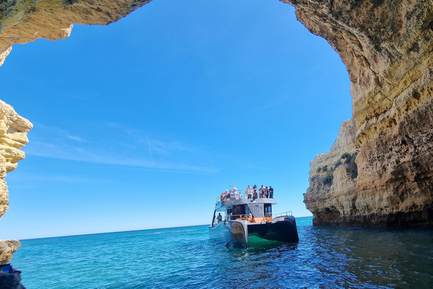 Albufeira: tour della costa e delle grotte di Benagil in catamarano