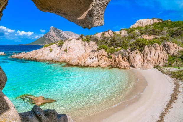 Golfo Aranci: Tavolara and Molara Snorkeling Dinghy Tour