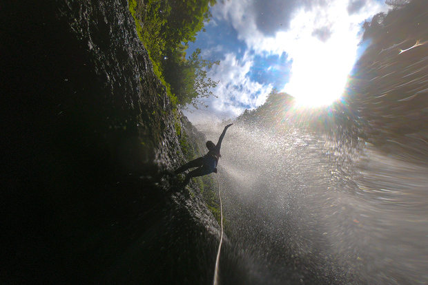 Escondida linda aventura de canoagem