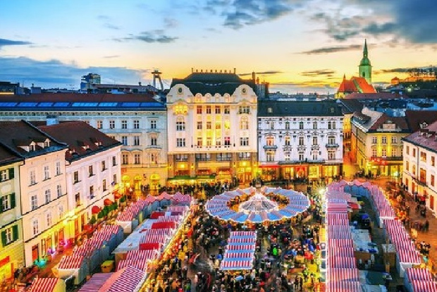 De Vienne: visite privée d'une journée du château de Devin et de Bratislava