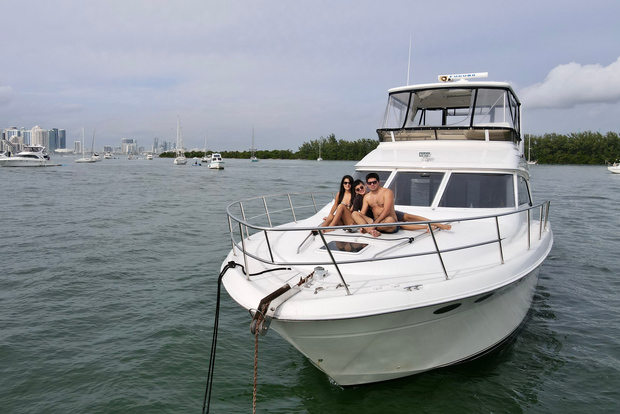 Miami: Alquiler de Yate Privado de Lujo de 52 pies con Capitán