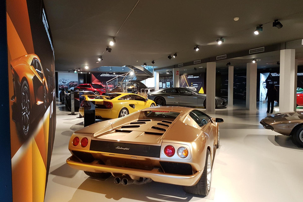 Da Bologna: tour privato di un giorno ai musei Lamborghini e Ferrari