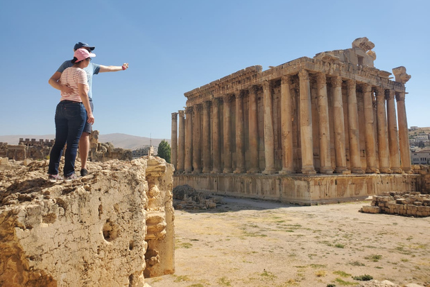 Templi di Baalbek e grotte di Ksara con ritiro, guida, ingressi + pranzo