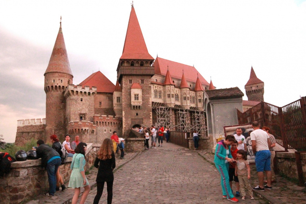 From Sibiu: Alba lulia and Corvin's Castle Guided Day Trip