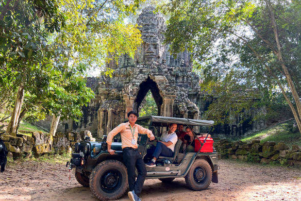 Siem Reap: Angkor Wat Sunrise and Market Tour by Jeep