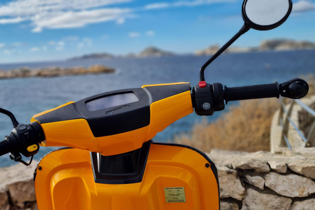 Marselha: Aluguel de motocicleta elétrica com guia para smartphone