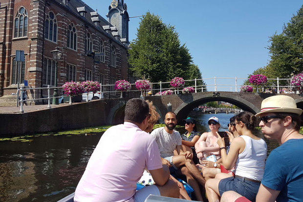 Leiden: Electric Boat Rental