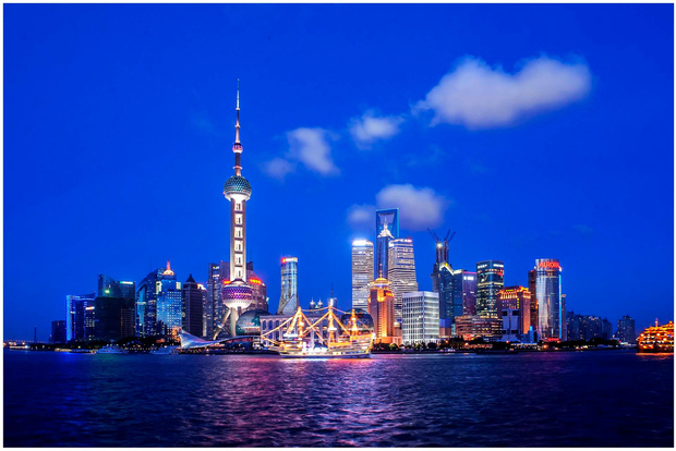 Shanghai: Night River Cruise Tour with Xinjiang Style Dining