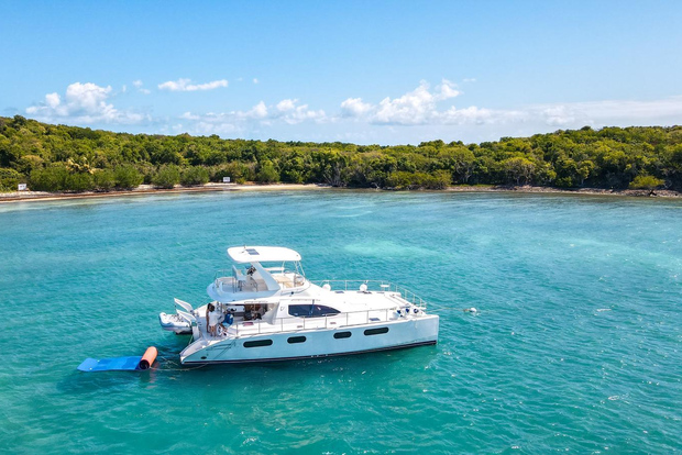 Fajardo: Crucero privado en catamarán 47-F con bebidas y aperitivo