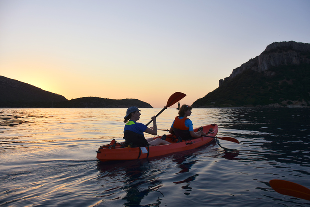 Golfo Aranci: Sunrise Dolphin Kayak Tour with Breakfast