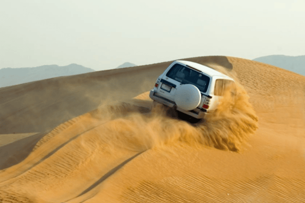 Da Muscat: North Dunes e Wadi Hot Spring Tour con pranzo