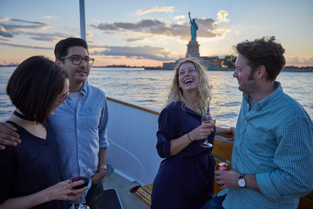 NYC: Tagesausflug auf kleiner Yacht mit Blick auf die Freiheitsstatue
