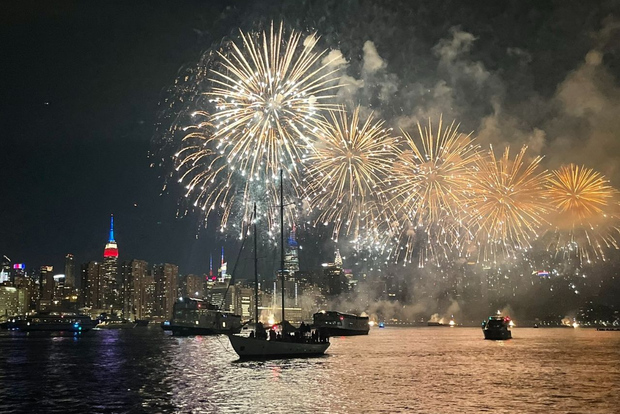 NYC: Crociera con fuochi d'artificio del 4 luglio con stuzzichini gourmet