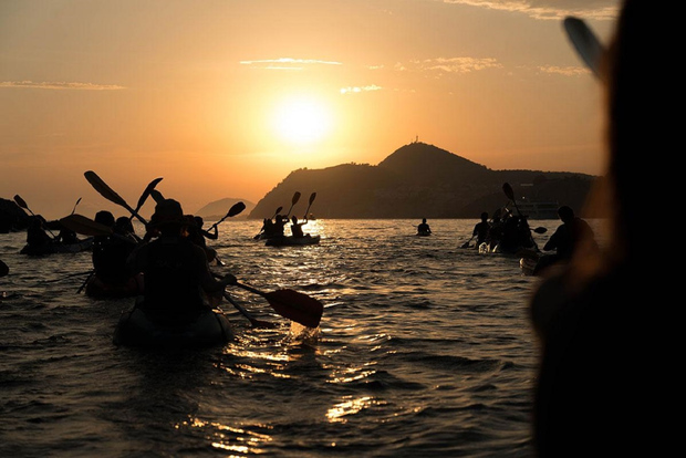 Dubrovnik: tour guidato in kayak al tramonto con vino