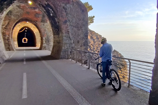 Levanto: Guided E-Bike Tour in Framura with Wine & Focaccia