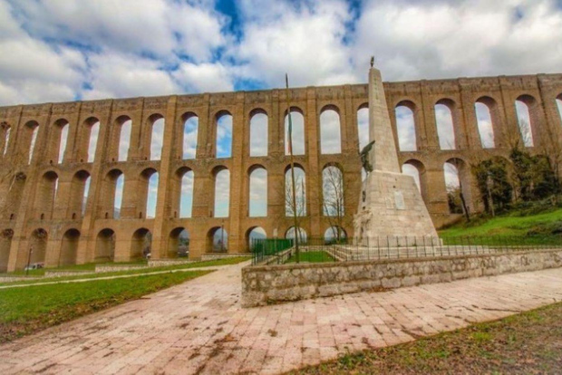 From Naples: Caserta, Aqueduct and Amphitheater Day Tour