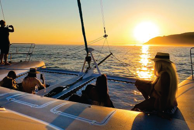 Lisbonne : Croisière en catamaran de luxe avec coucher de soleil et dégustation de vin