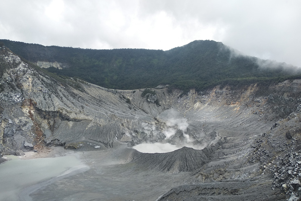 Giacarta: vulcano, sorgenti termali, fabbrica di tè, risaie e caffè