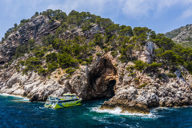 Från Cala Ratjada: Utflykt med glasbottenbåt på östkusten