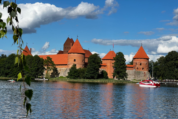 Vilnius: Trakai, il maniero di Uzutrakis, la collina degli angeli, il giro in barca