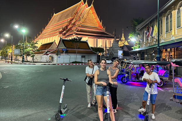 Bangkok di notte in scooter elettrico e/o bici