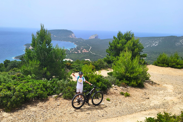 Från Alghero: Le Prigionette Oasis guidad tur med elcykel