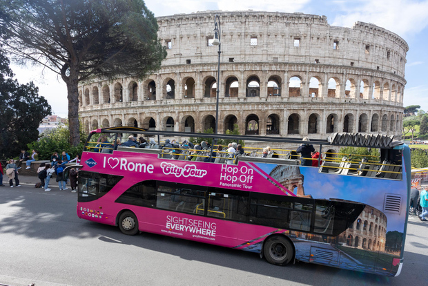 Pass Combo per l'ingresso con scorta al Colosseo con bus scoperto