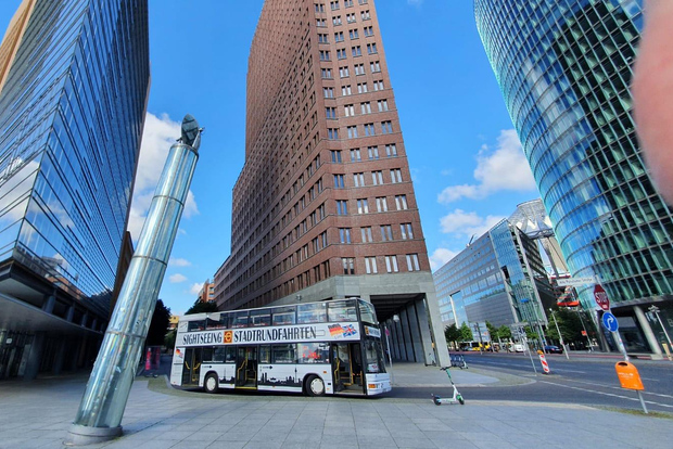 Berlino: Tour in autobus Hop-on Hop-off con commento dal vivo