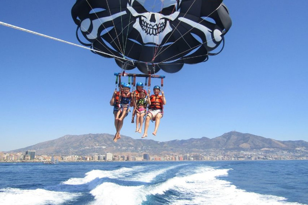 Benalmádena: volo in parasailing deluxe dal porto di Benalmádena