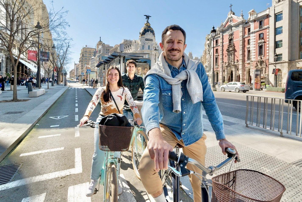 Esplora Madrid in bici scattando foto con Benja.