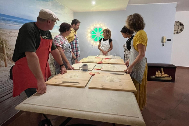 Clase de Cocina Casera de Lecce: Orecchiette Artesanales y Saborea el Vino