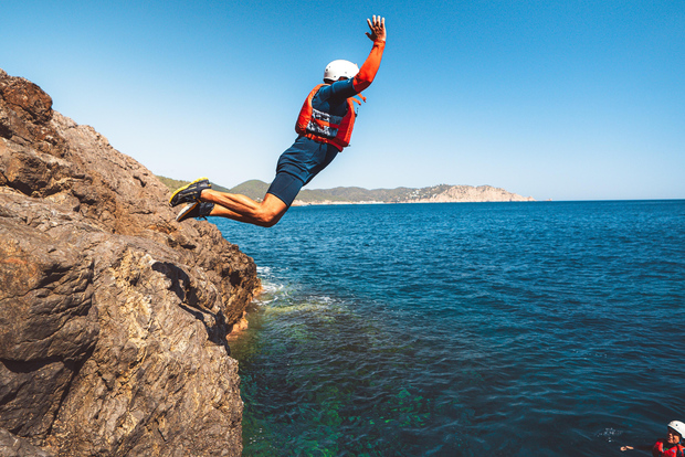 Esperienza di coasteering a Ibiza