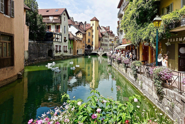 Annecy: Private Guided Tour - Discover "Venice of the Alps"