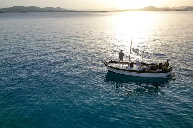 Tavolara: Sunset Aperitif Tour mit Getränken und lokalen Snacks
