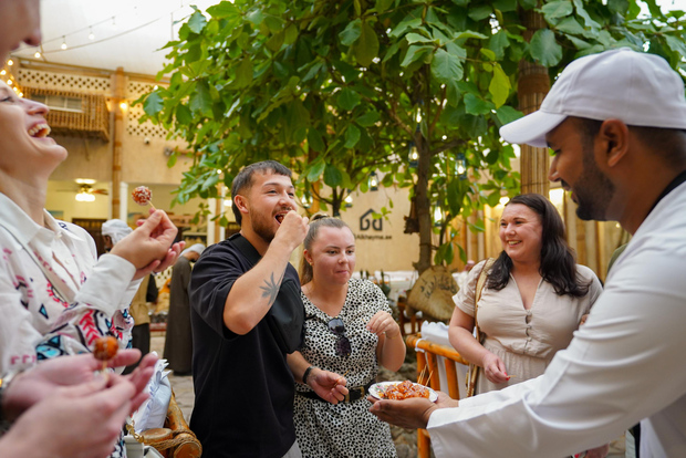 Dubai: Old Town, Souks, Street Food, Guided Tour & Abra Ride