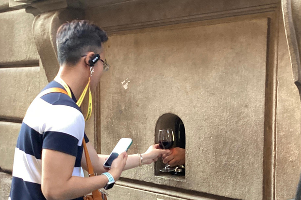 Florens: Vinfönsterpromenad med vinprovning och aptitretare