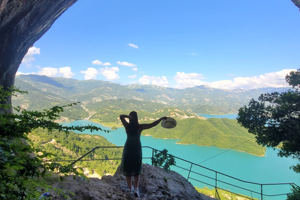 Utsikt över Bovillasjön och Gamti-berget från Tirana