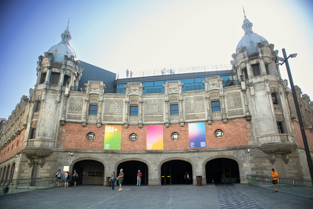 Alhóndiga de Bilbao: Art explained by Artists