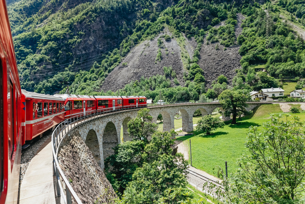 Tirano nach St. Moritz: Bernina Red Train Return Day-Ticket