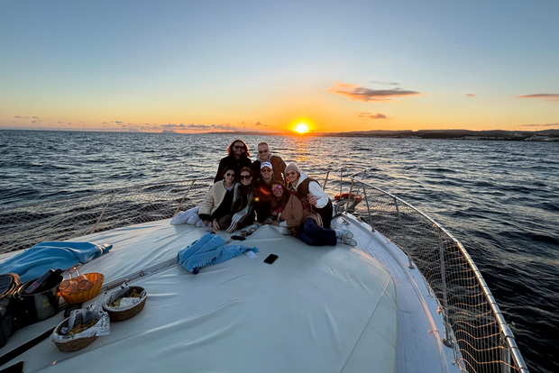 Estepona: Delfinsökande havskryssning med dryck och snacks