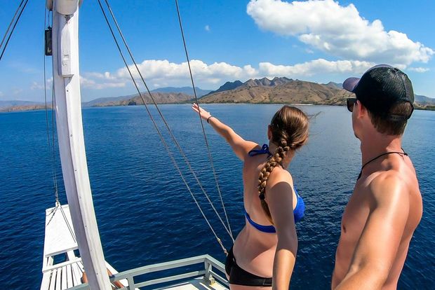 Labuan Bajo: Swim and Snorkel Komodo Island Trip with Lunch