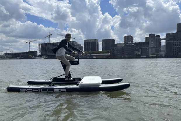 Alquiler de bicicletas acuáticas Schiller en Rijnhaven, Róterdam.