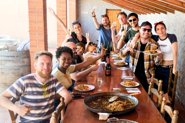 从锡切斯出发:西班牙海鲜饭大师班(含饮料和自行车骑行)