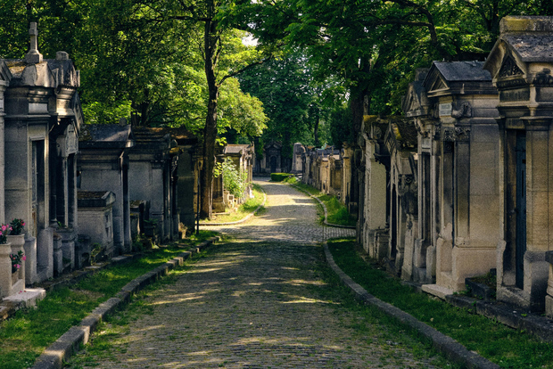 Tour del cimitero Père Lachaise, racconti dalle tombe e crepes
