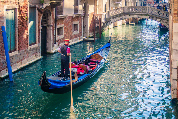 Venezia: Tour romantico in gondola e cena per due persone