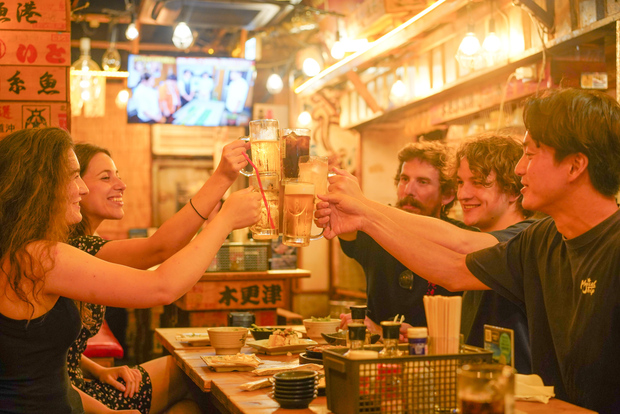 Tokyo: Shinjuku Bar Hopping with All-You-Can-Drink & Dinner